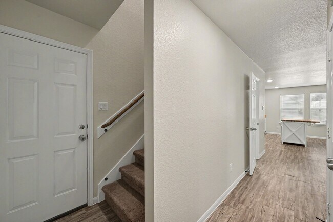 Building Photo - 16701 E Hammon
