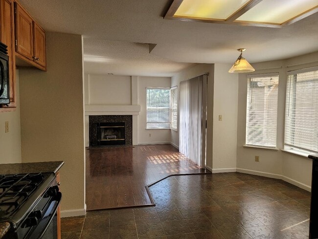 Building Photo - 1709 Evergreen Dr