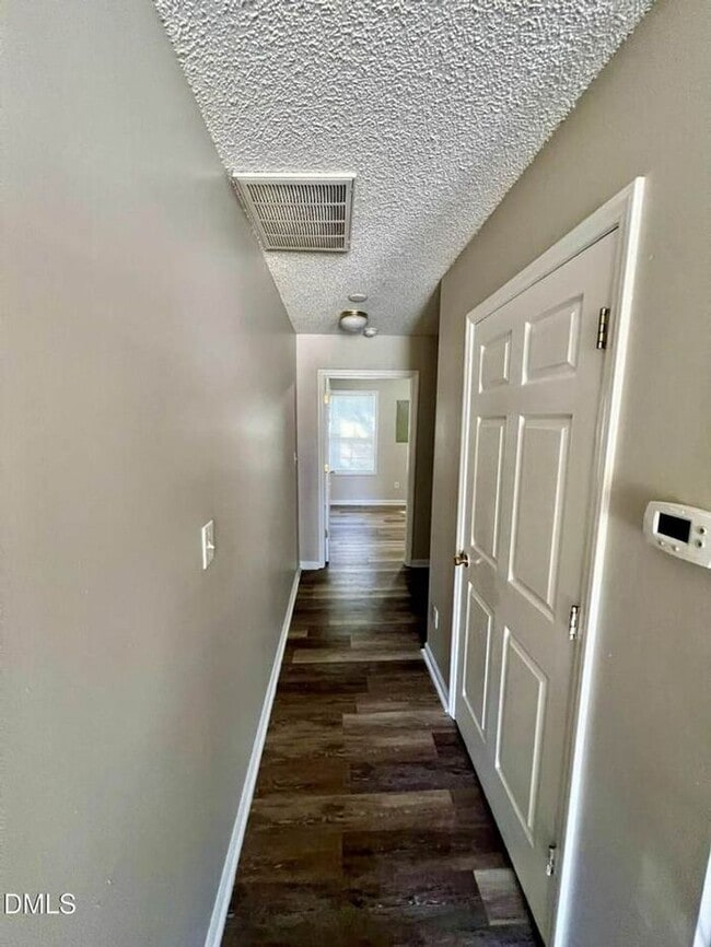 Building Photo - Cozy 1 Bed 1 Bath Available Now! Near Downtown Raleigh!