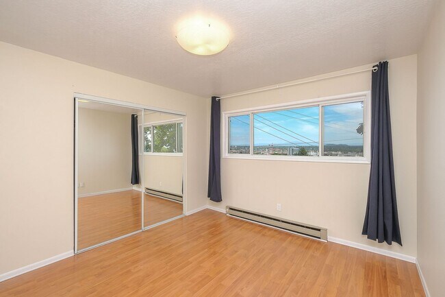 Building Photo - Updated 2 Bedroom, 1 Bathroom Condominium With Stunning Views.