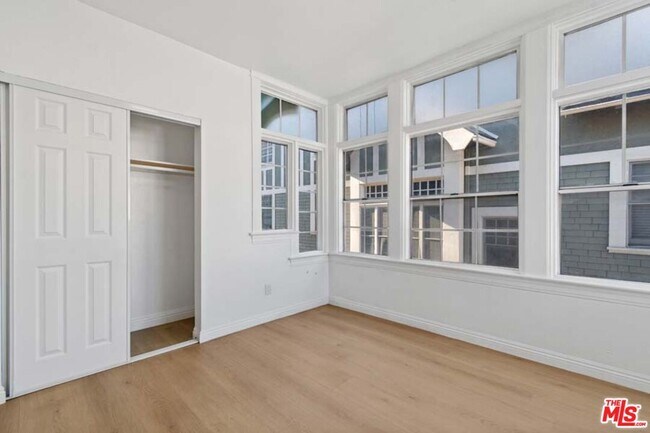 Building Photo - 1125 S Lake St