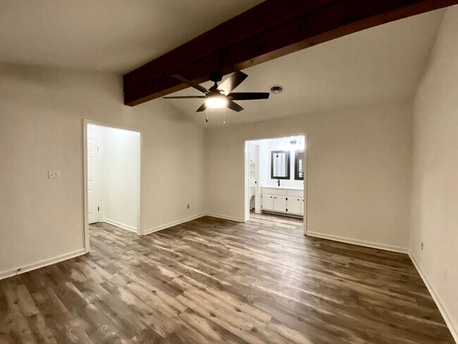Building Photo - 2102 Fillmore Dr