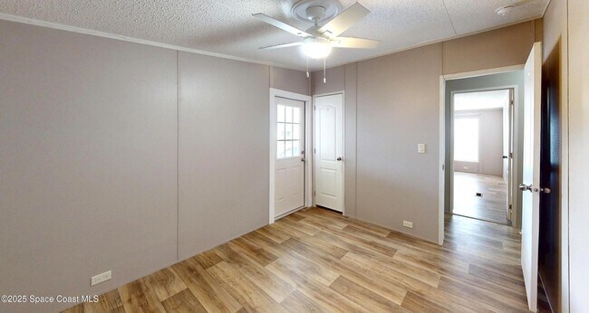 Building Photo - 709 Lark Dr