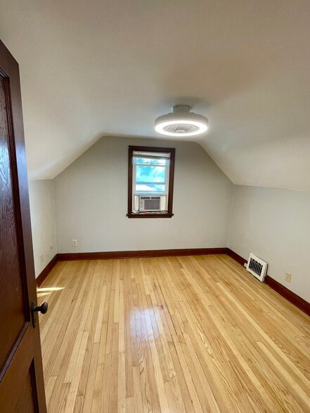 Building Photo - 715 S 110th St