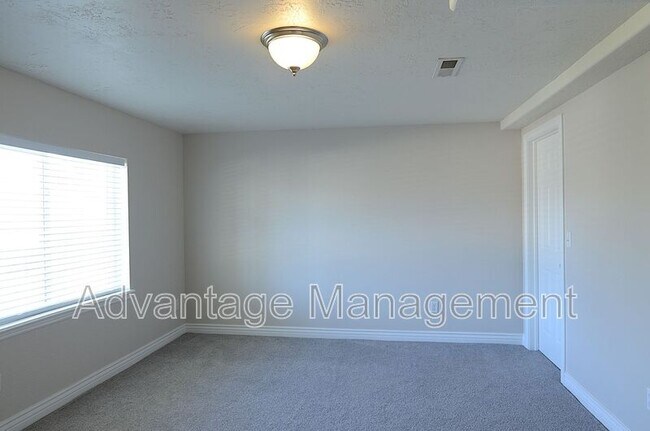 Building Photo - 4044 S Lake Vista Dr