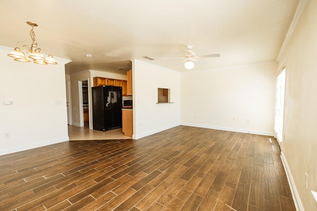 Building Photo - 748 Majestic Dr