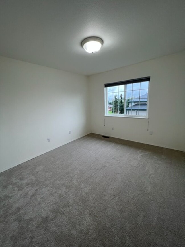 Building Photo - Beautiful 4 Bedroom Eagle River Home!