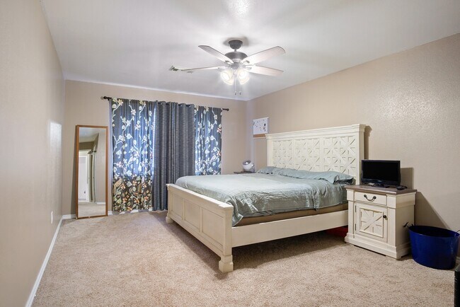 Building Photo - 706 Yale Ln