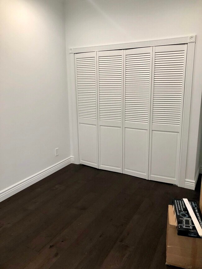 Building Photo - 2406 Clay St