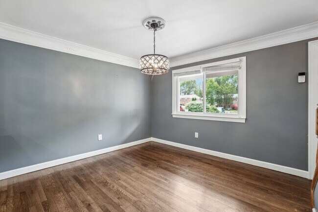 Building Photo - Adorable 4BR/3BA Cape Cod on a Generous 0....