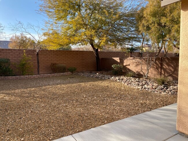 Building Photo - Gorgeous 4Bed/2.5Bath/2Car, 2-Story Residence with Loft in Mountains Edge Area gated Community!