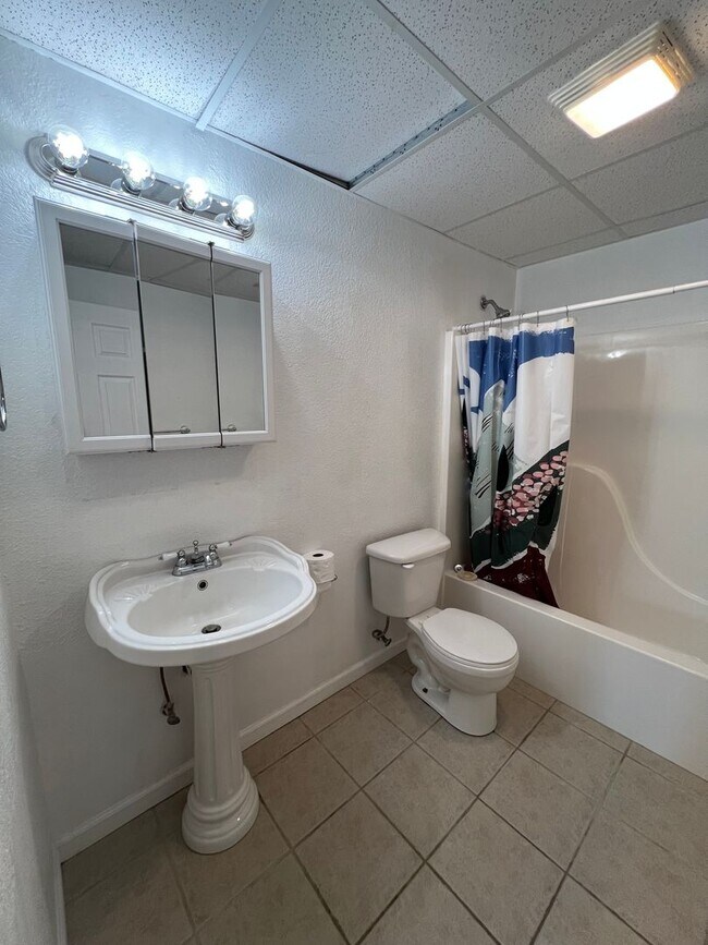 Building Photo - Spacious Basement Home with Breathtaking V...