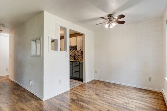 Building Photo - 2 Bedroom Downstairs Condo with Washer/Dry...