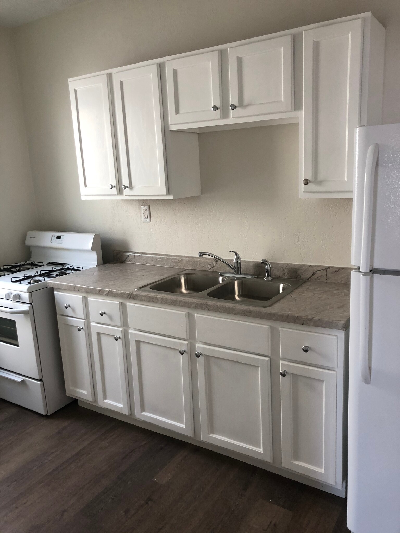 Kitchen - 620 W Walnut St