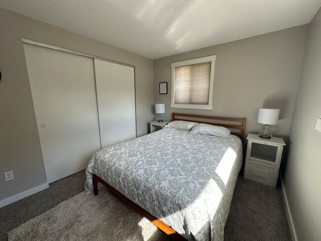 Building Photo - Luxury Furnished Rental in Milwaukie
