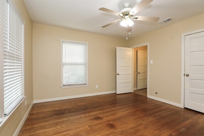 Building Photo - 14742 Hempstead Rd