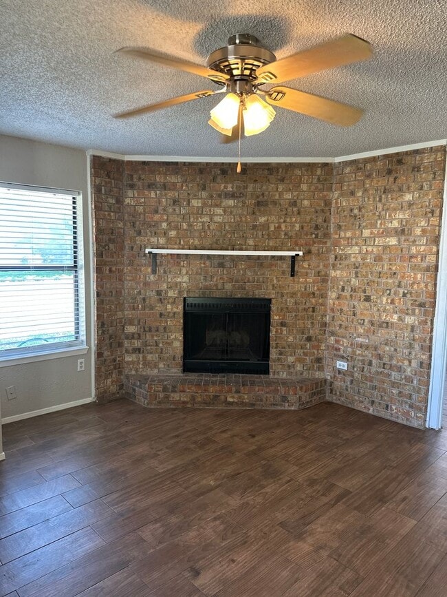 Building Photo - 2 bed 1 bath duplex!
