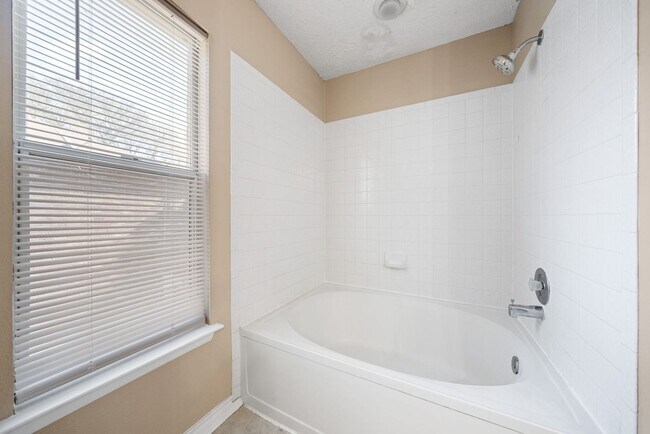 Building Photo - 4 Bedroom/2.5 Bath Redland Springs Subdivision