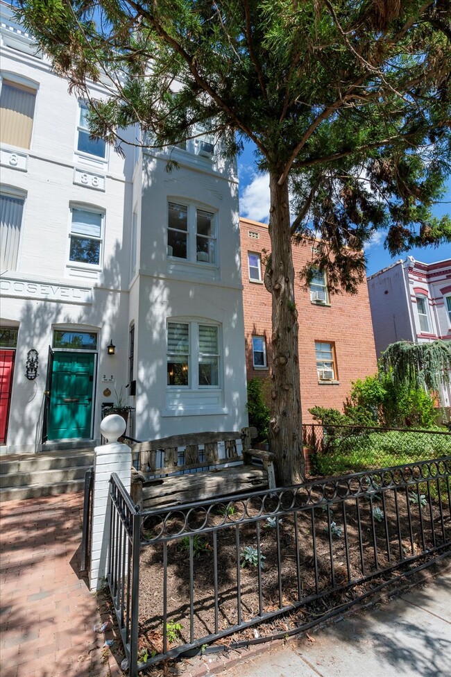 Building Photo - Charming 2 Bedroom 2 Bath Apartment in Was...