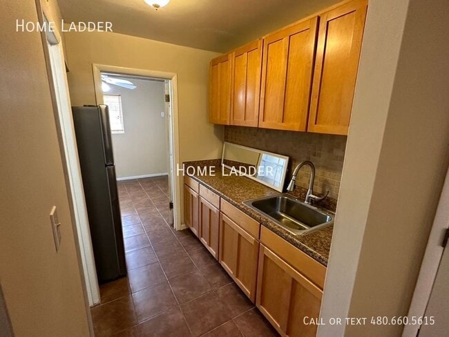 Building Photo - 1901 E Palmcroft Dr