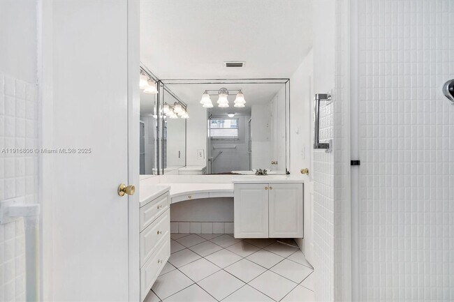 Building Photo - 1700 NE 191st St