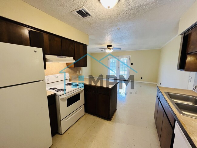 Building Photo - 62 W Elmwood Dr