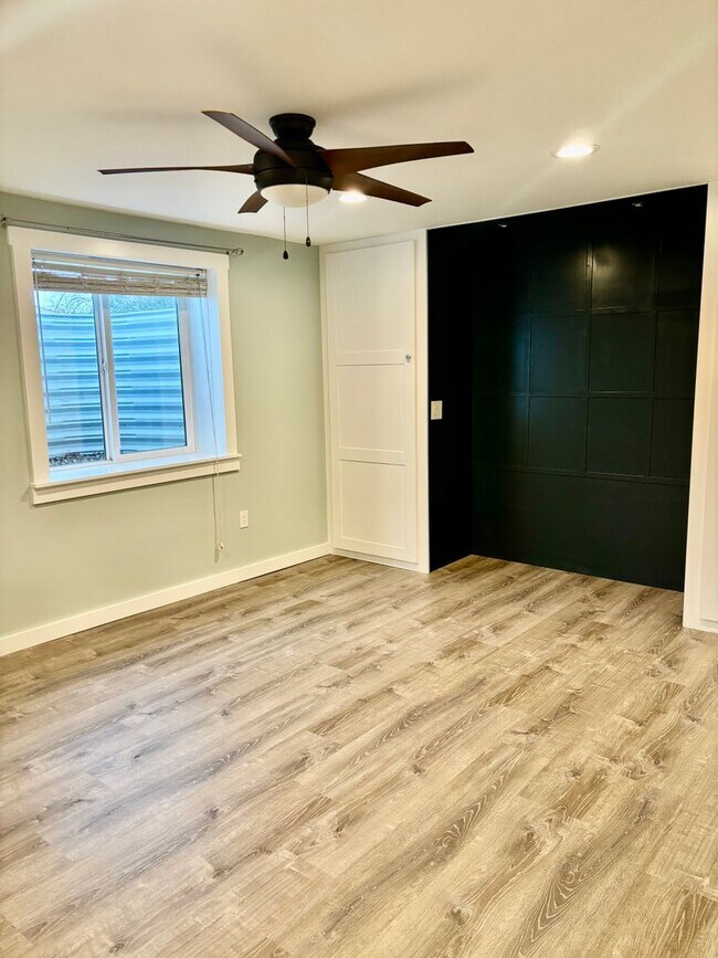 Building Photo - Spacious House. Expansive Lot. Prime Location