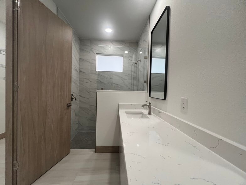 Building Photo - 4327 Kinlock St