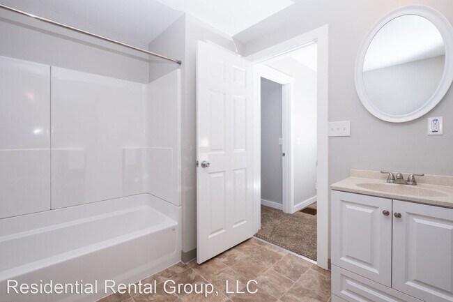 Building Photo - 4 br, 2.5 bath House - 641 East Main Street