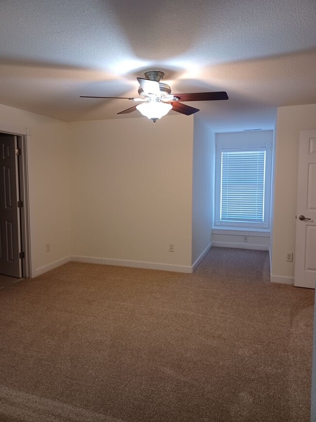 Building Photo - Spacious 4 Bedroom in Chics Beach