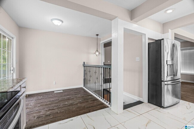 Building Photo - 528 10th Ct W