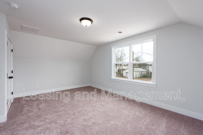Building Photo - 831 Jordan St