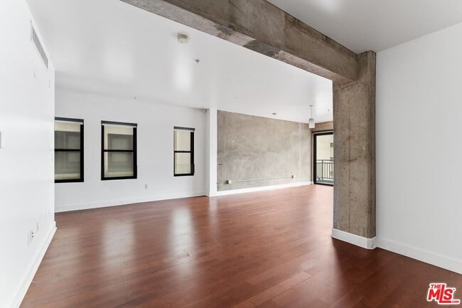 Building Photo - 416 S Spring St