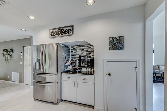 Building Photo - 18174 SE Fairview Cir