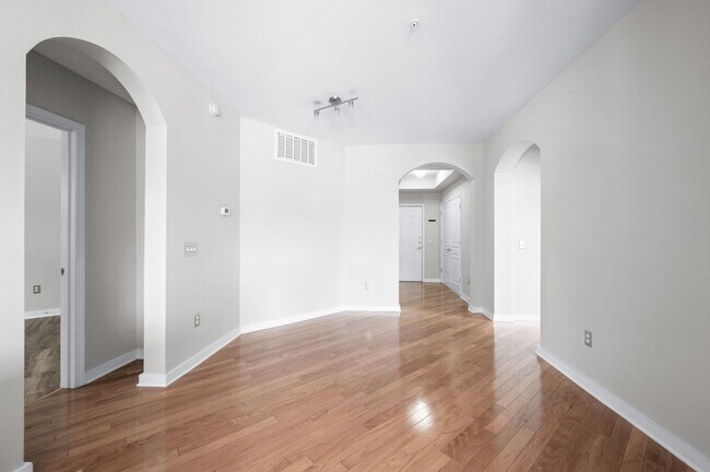 Building Photo - Spacious 3BR/2BA end unit at Bristol West ...