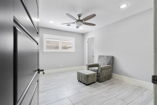 Building Photo - 7727 Barberton Dr