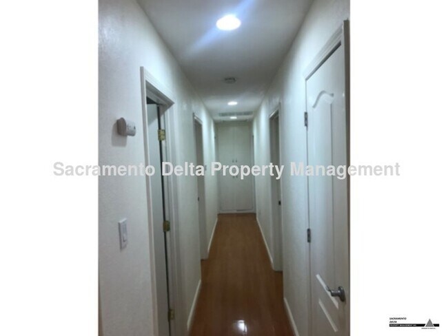 Building Photo - Updated 4 bedroom, 2 bath home with large ...