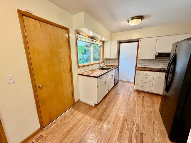 Building Photo - Spacious, Remodeled 5bd/3bath Cherry Park Home with Large Fenced Garden and Finished Basement