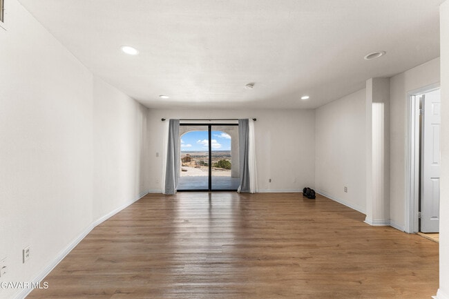 Building Photo - 1055 Lakeview Dr