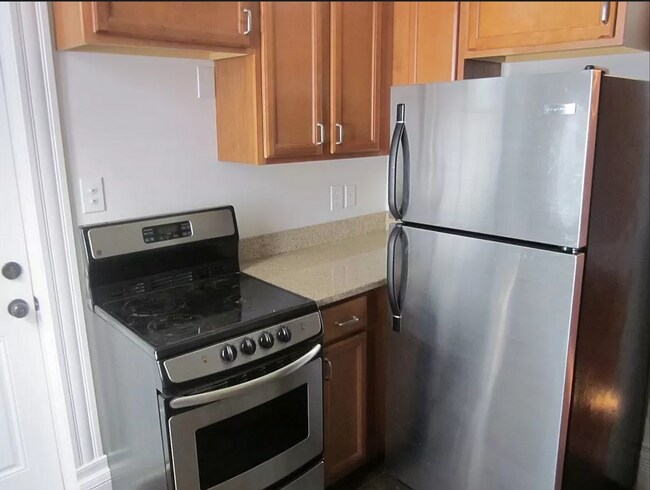 Building Photo - 2223 Parkwood Ave