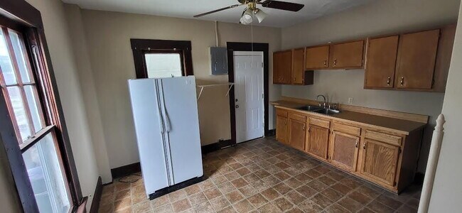 Building Photo - 2 Bedroom Apartment