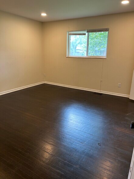 Building Photo - 1305 N Banner Ave