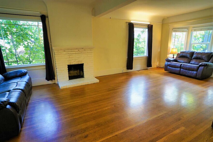 Building Photo - 2836 Derby St