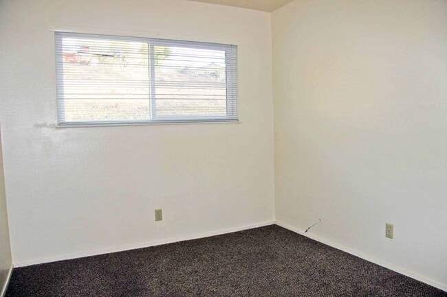 Building Photo - East Sonora Duplex with fenced Back Yard