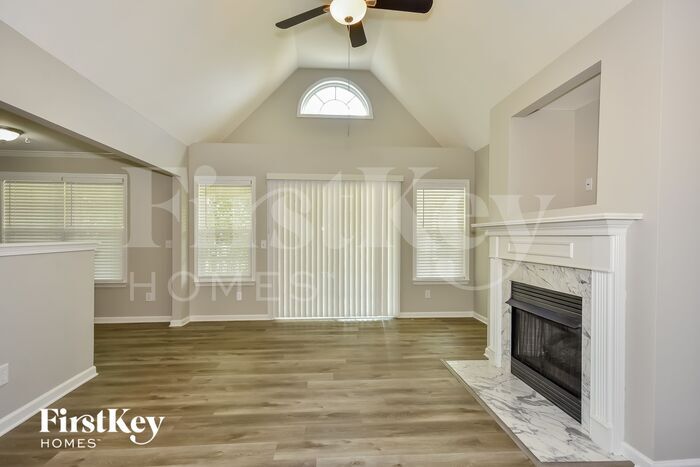Building Photo - 554 Summit Way