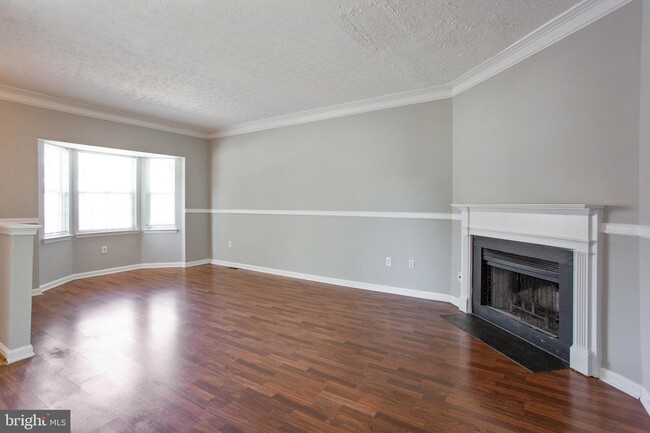 Building Photo - "Spacious 3-Bedroom Townhouse with Finishe...