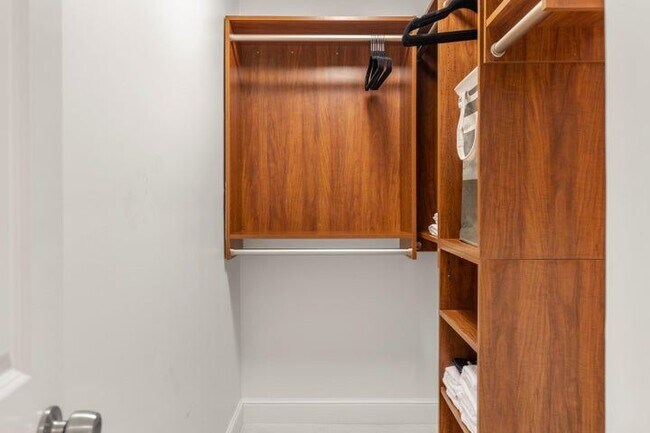 Building Photo - 921 SE 13th Ct