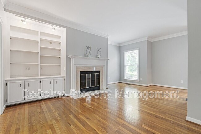 Building Photo - 3011 Woodlawn Dr
