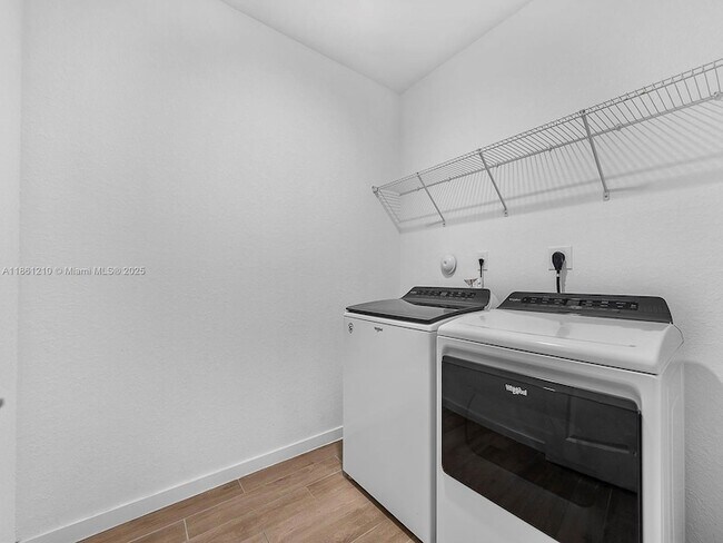 Building Photo - 501 NE 6th Ct