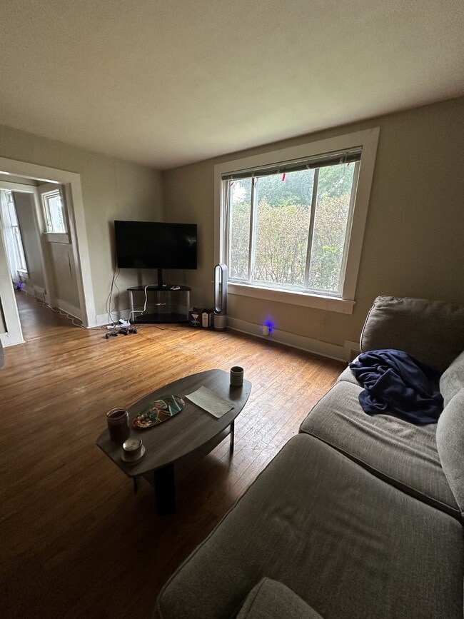 Building Photo - Awesome 3 bedroom 1 bath - available for June 1st close to UWEC!